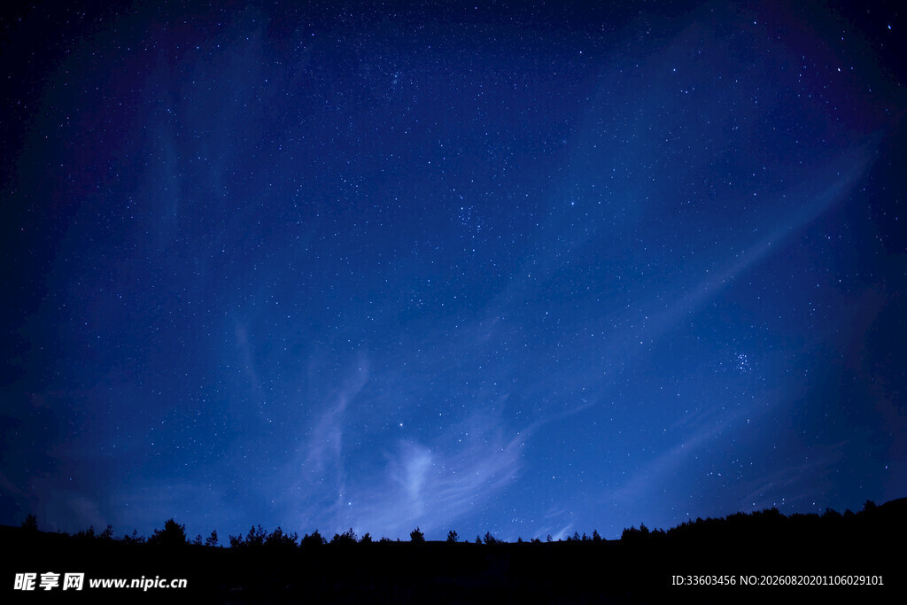 夜空中的绚丽极光景象