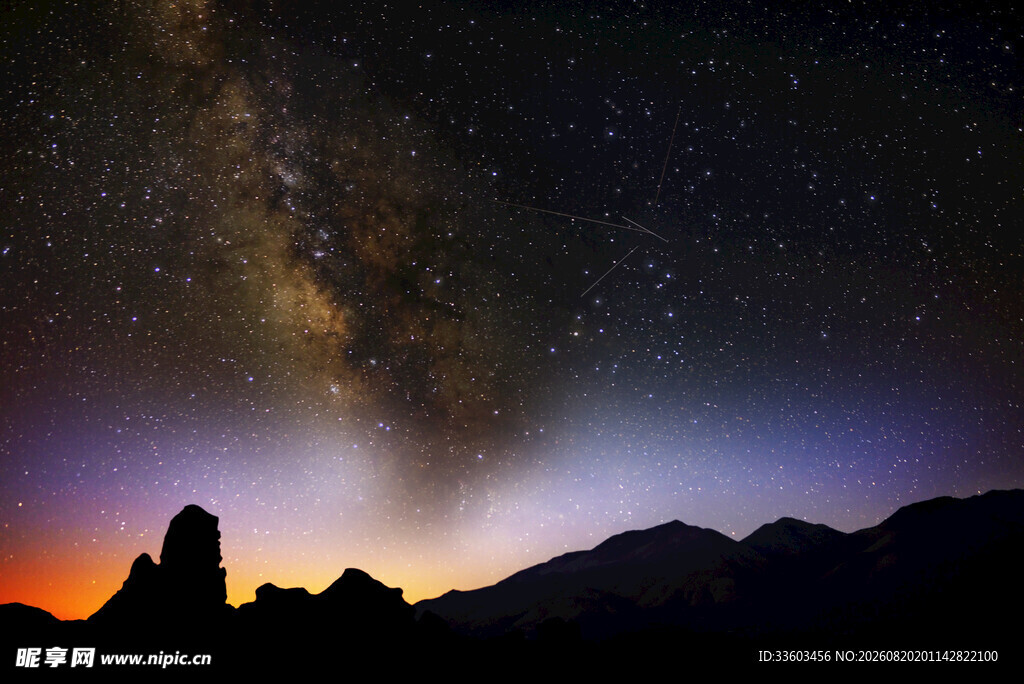 壮丽星空下的山峦剪影