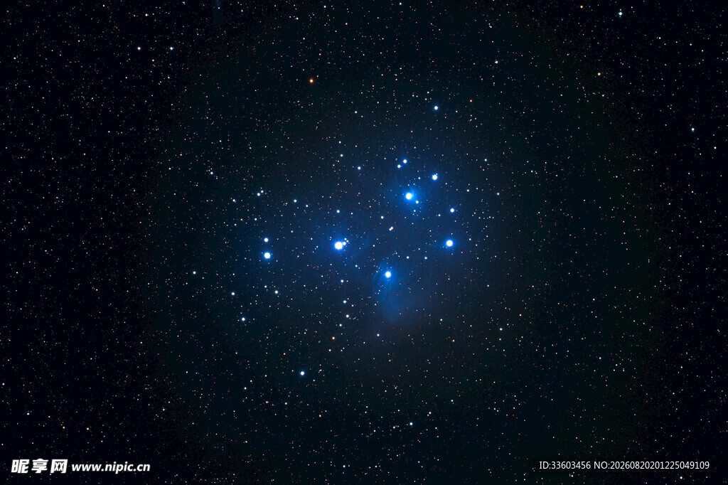 璀璨星团闪耀深邃宇宙