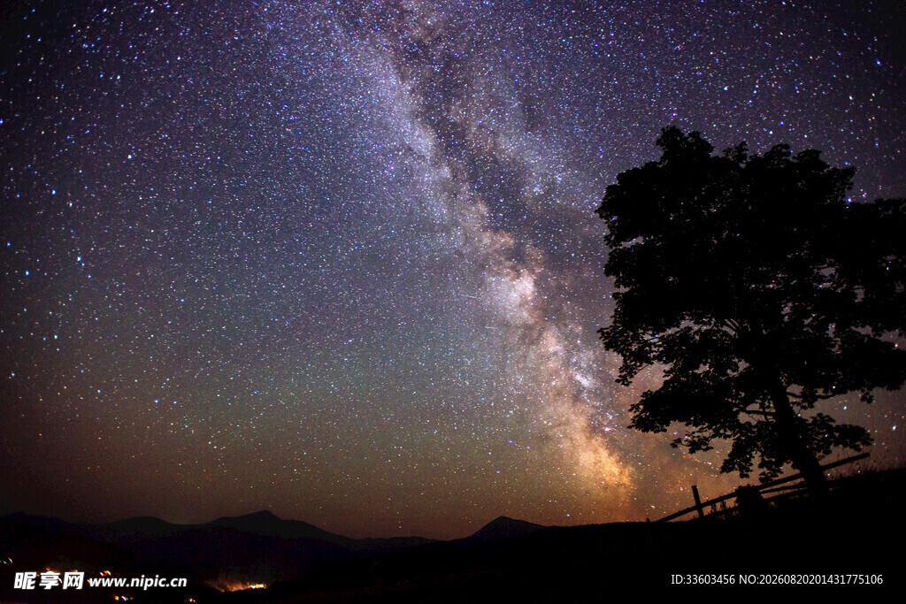 夜空下的璀璨星河与孤树