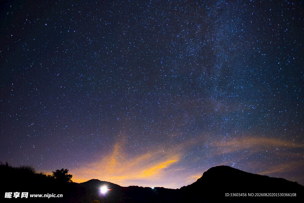 山间月夜星空美景