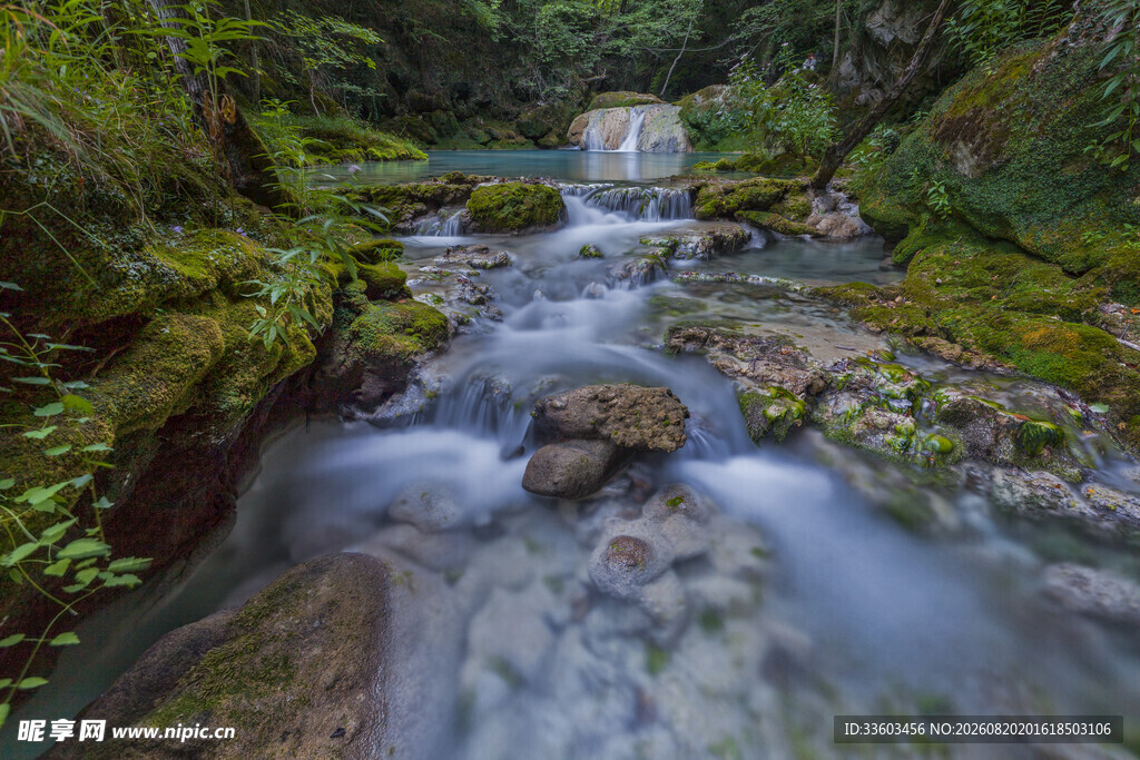 山间溪流绿意盎然的自然景