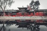 中式古建筑的水中倒影