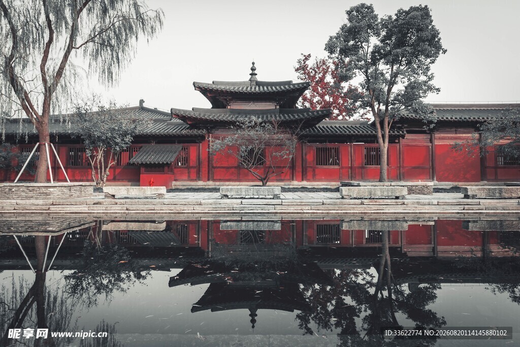 中式古建筑的水中倒影
