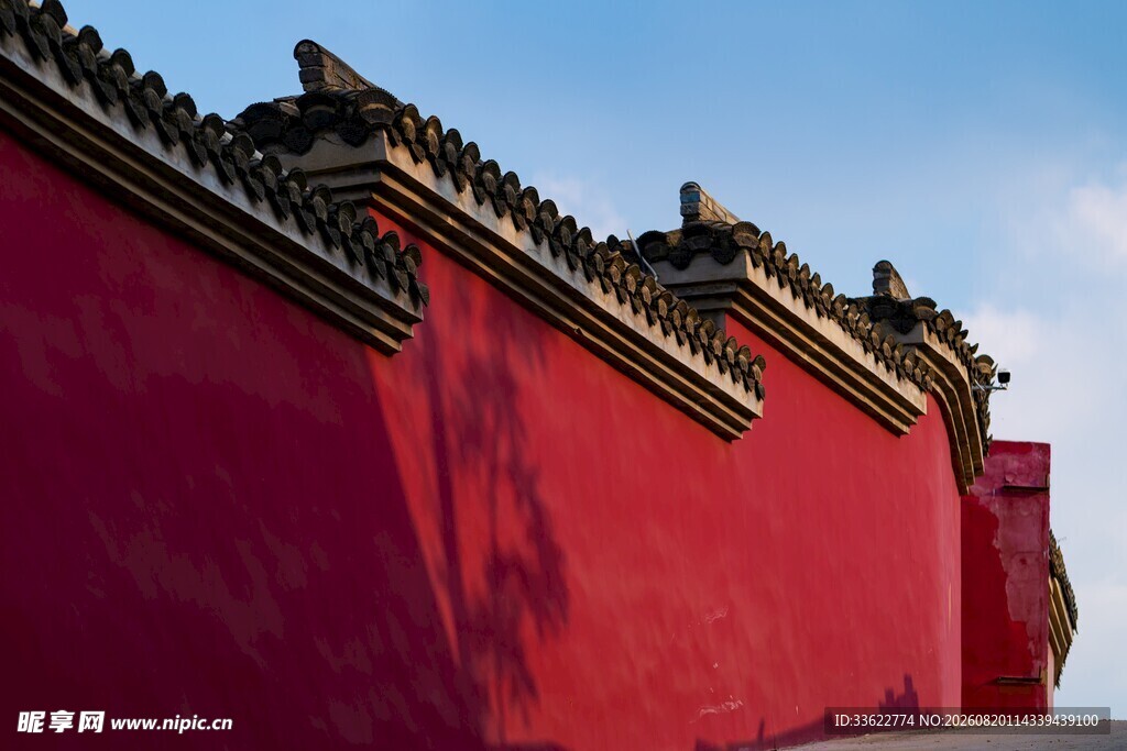 红墙青瓦的江西庐山寺庙