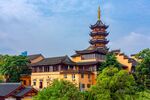古寺宝塔映于绿树蓝天