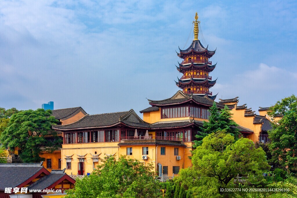 古寺宝塔映于绿树蓝天