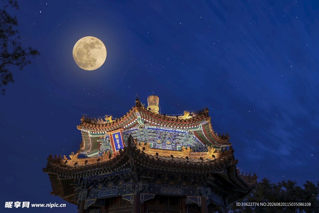 月夜下的华丽中式古建筑