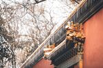 红墙古建筑屋檐特写