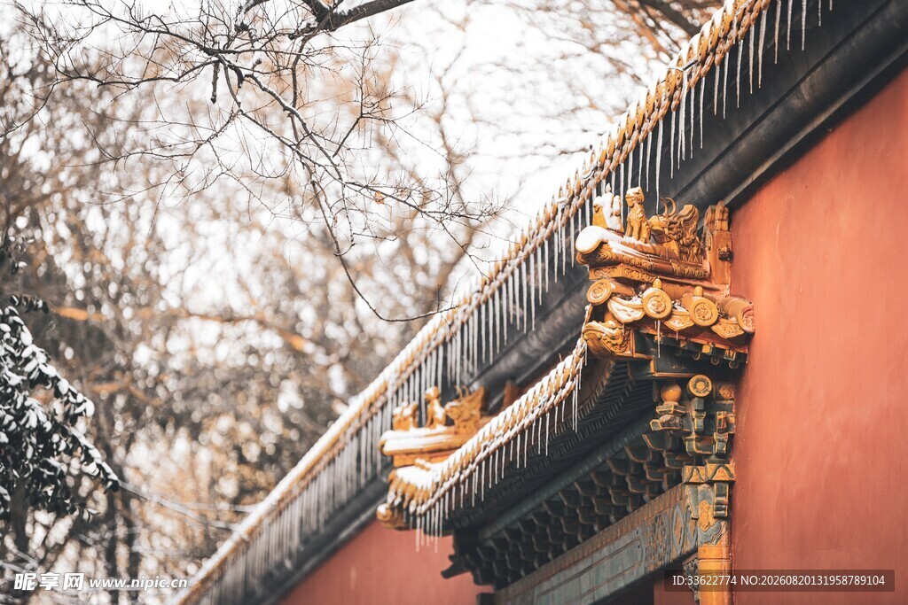 红墙古建筑屋檐特写