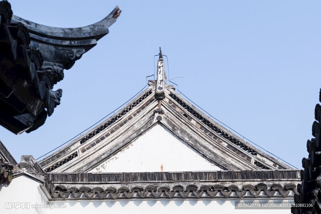 中式古建筑屋顶一角