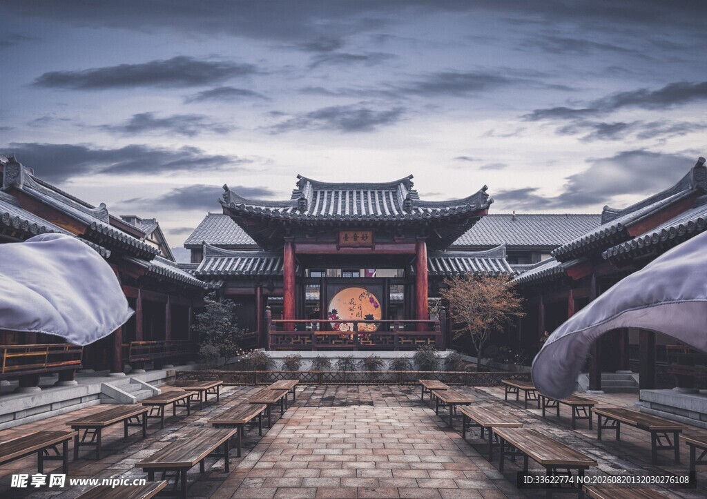 古戏台前的传统建筑景观
