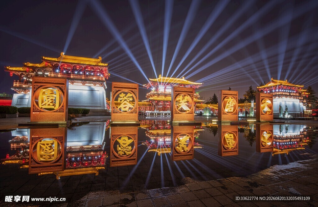 璀璨灯光映照古建夜景