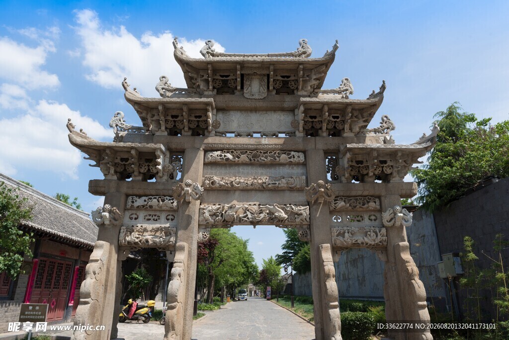 古朴石牌坊屹立于街巷