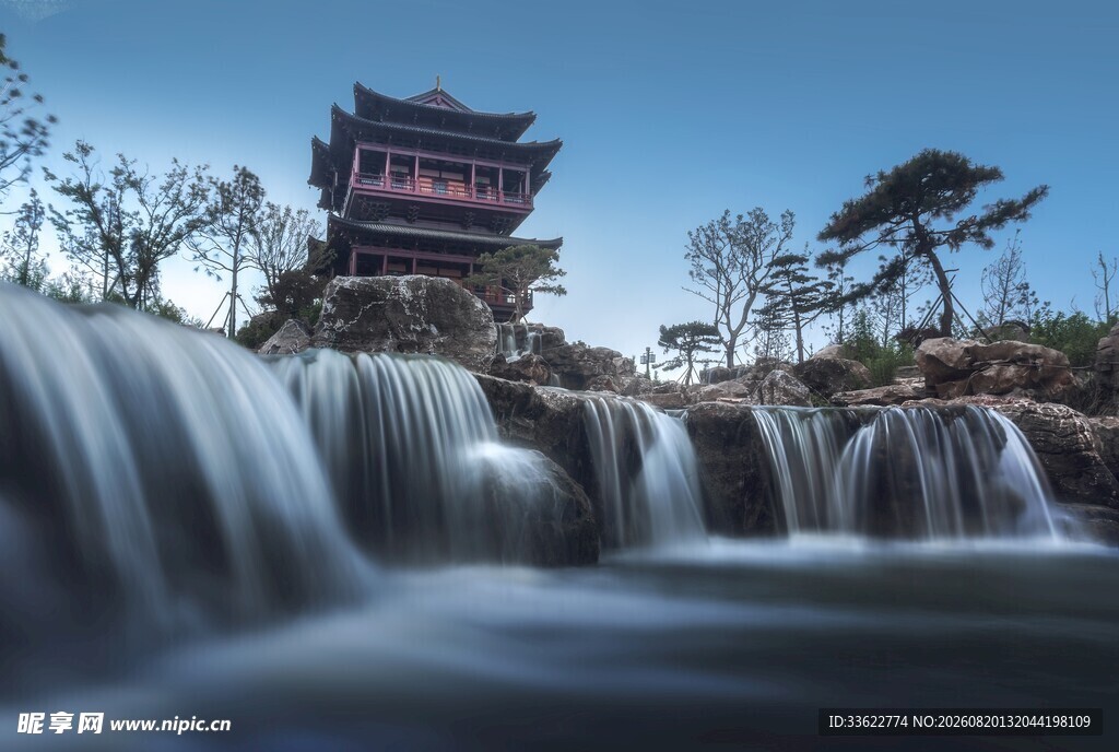 山间飞瀑旁的古韵楼阁