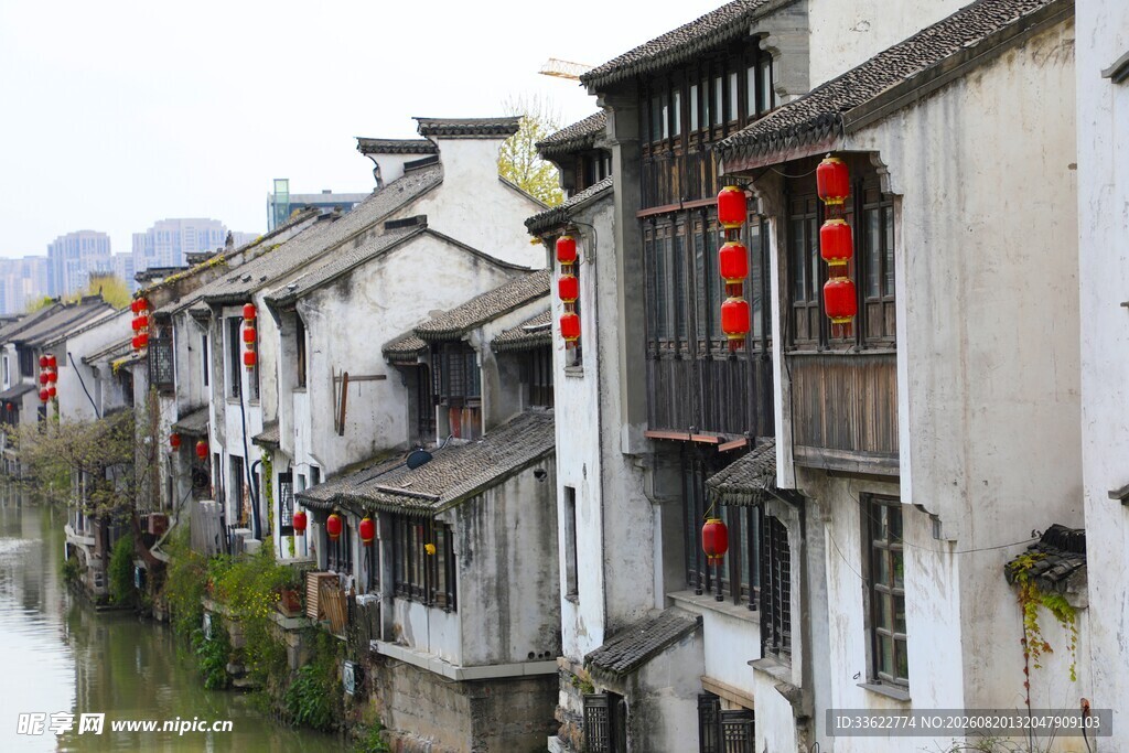 江南水乡古建筑挂红灯笼