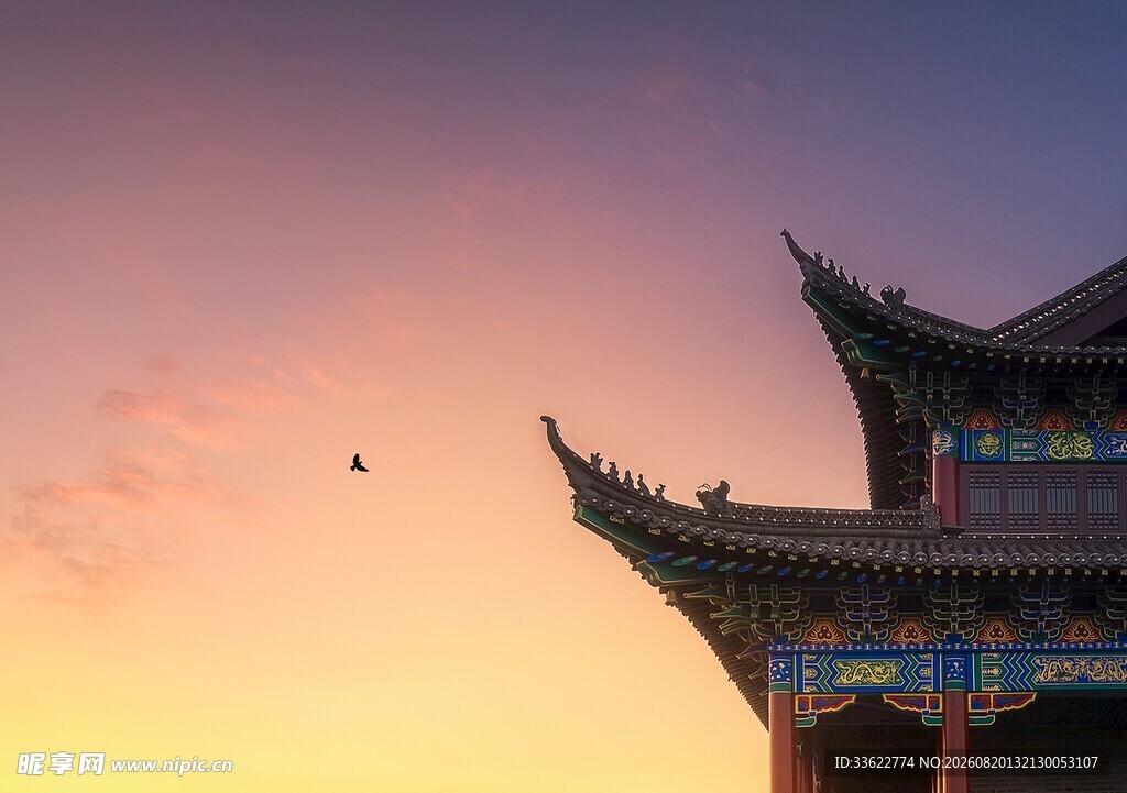 夕阳下的中式古建筑一角