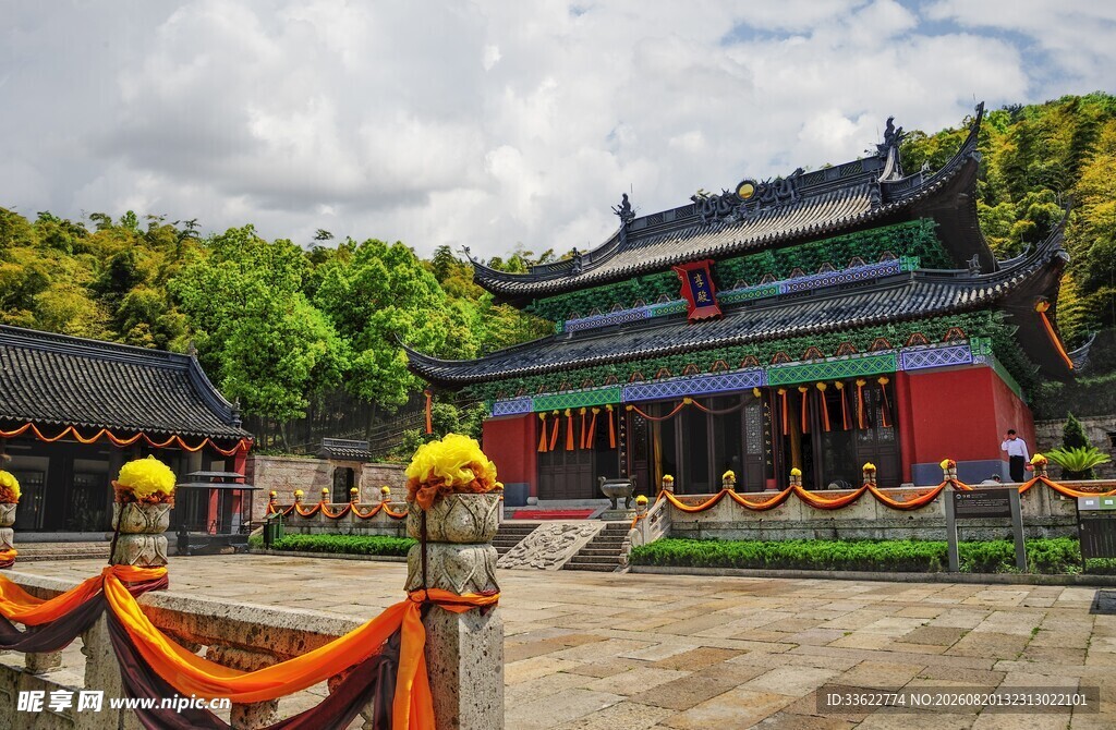 中式古建筑前的石狮子景观