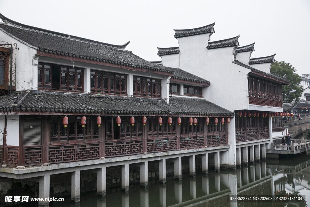 江南水乡古建筑临水而立