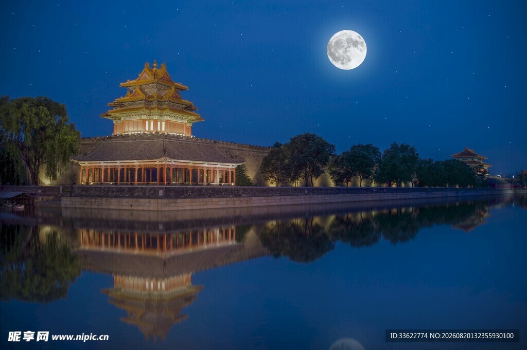 月夜下的古建筑倒影