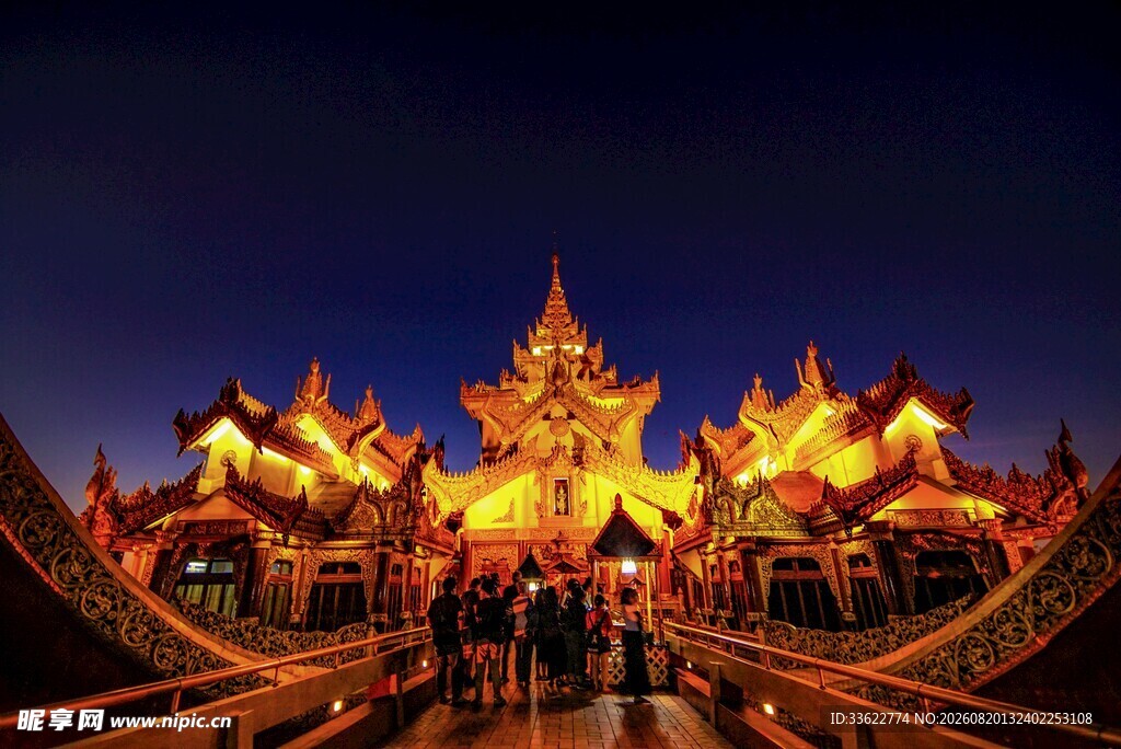 璀璨夜景中的华丽寺庙建筑