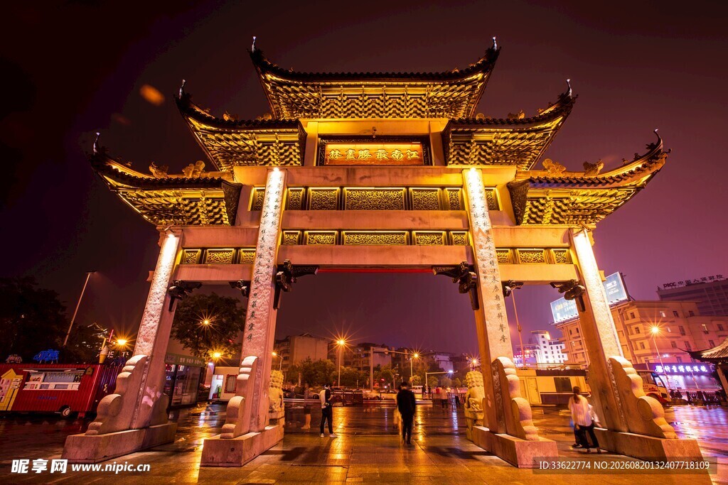 夜晚中式牌坊灯火璀璨