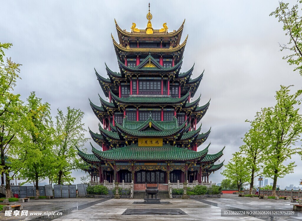 中式古塔绿树环绕的美景