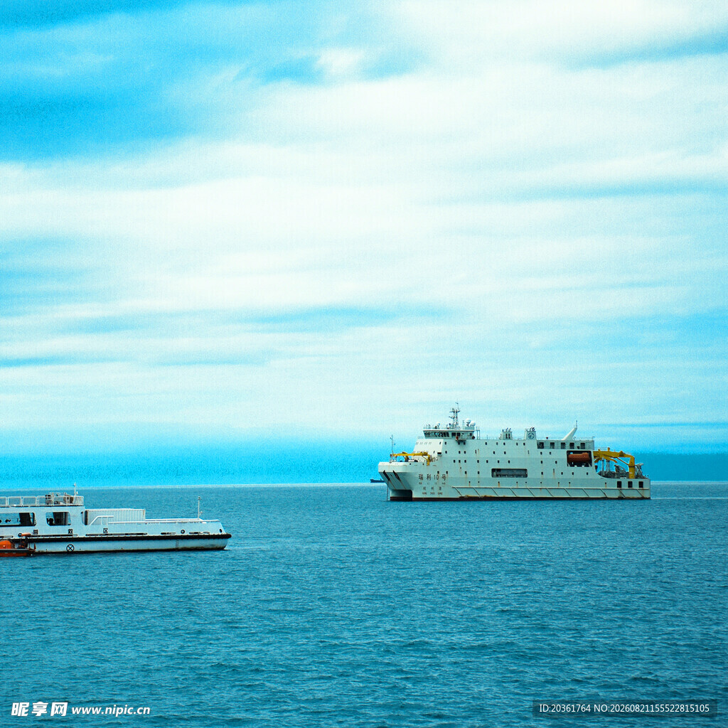 海上双船航行美景