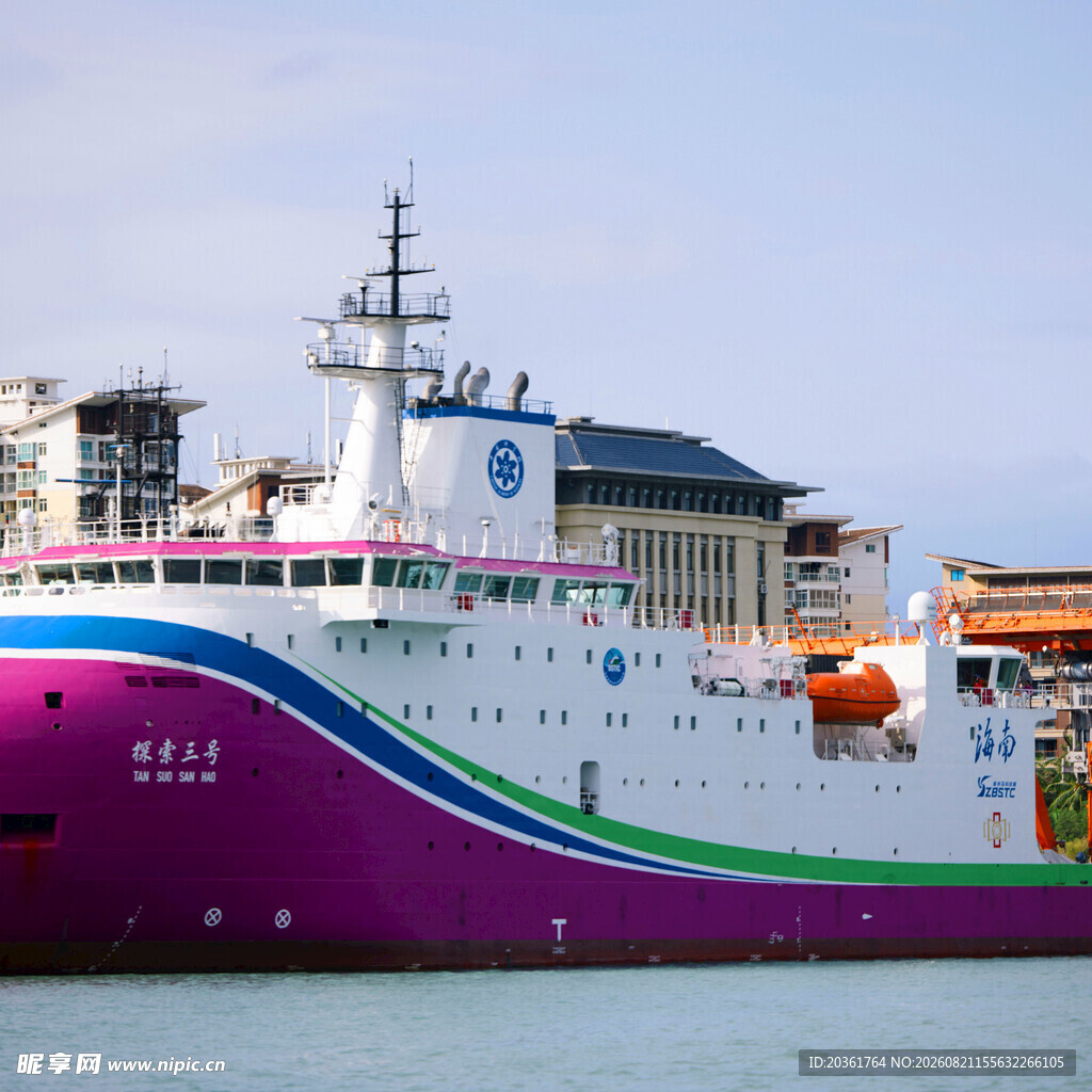彩色外观的大型海上船只