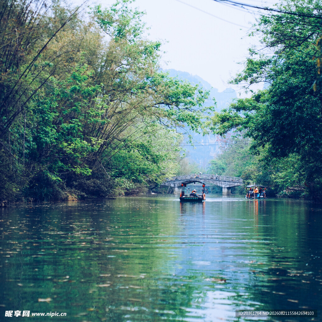 青山绿水间的悠然河道