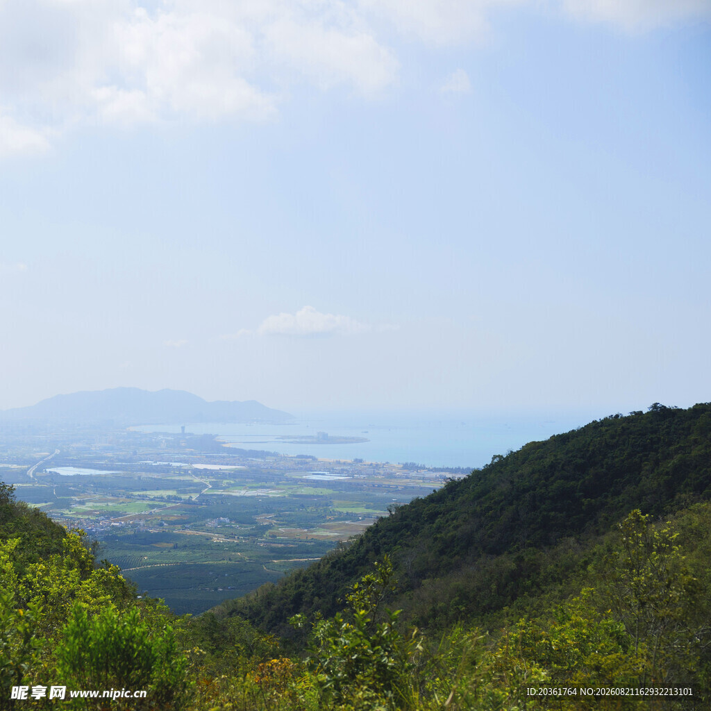 山间远眺美景