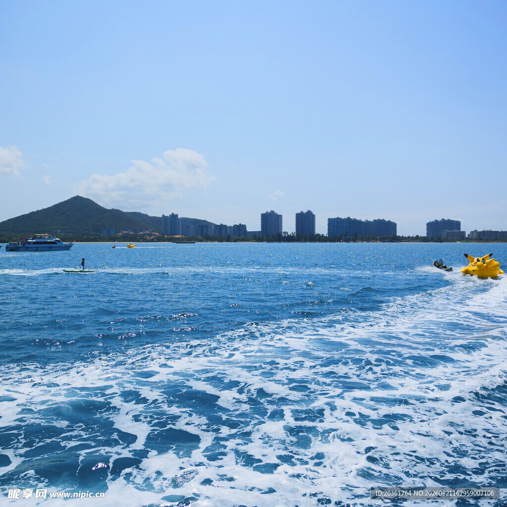 海上快艇激起白色浪花
