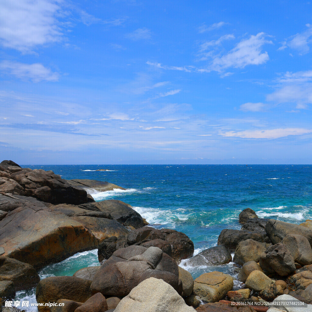 海边嶙峋礁石与蔚蓝大海