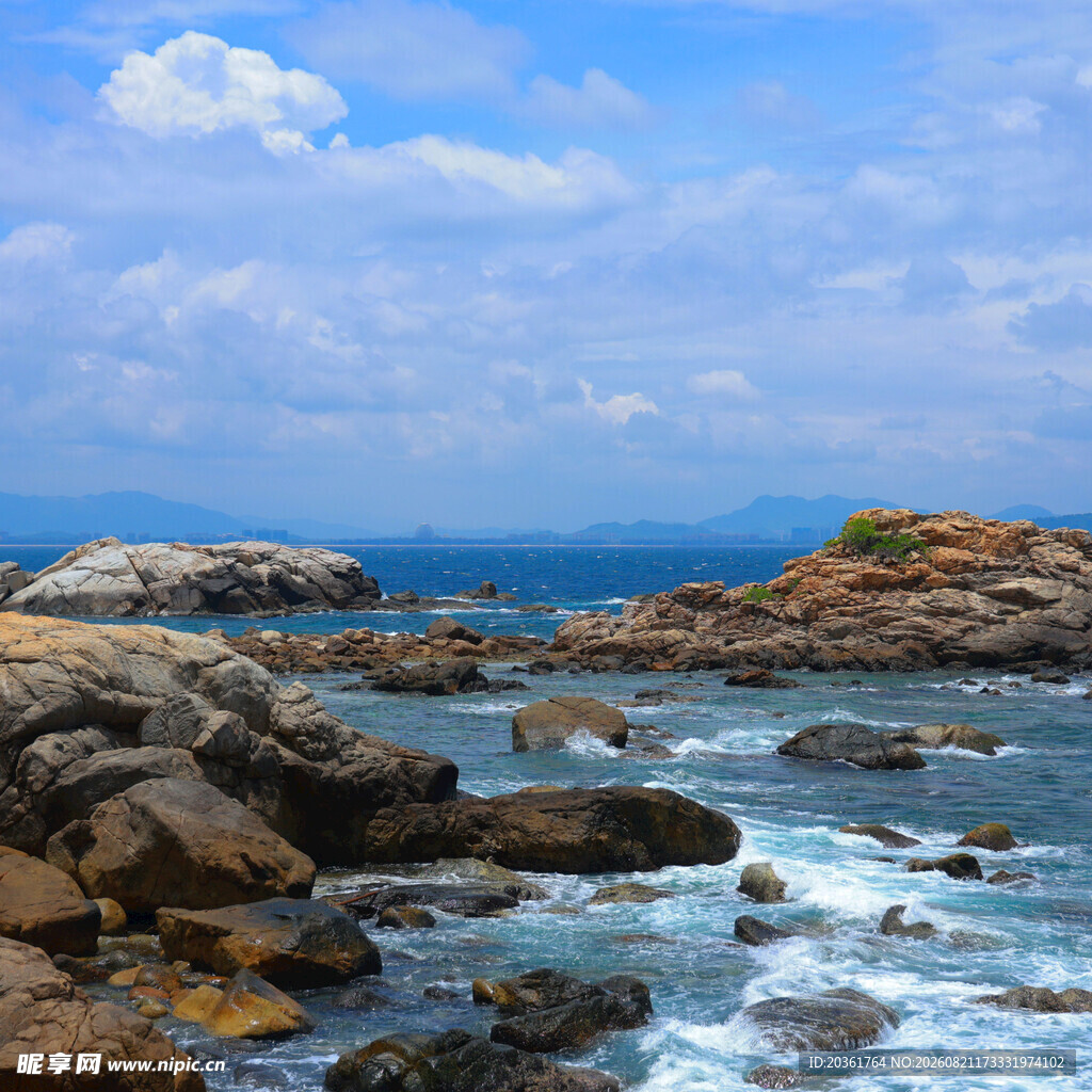 海边礁石与海浪的美丽景致