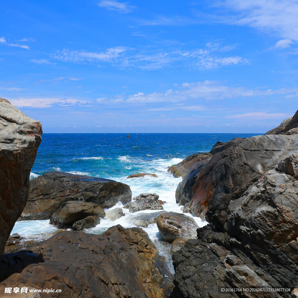 海边嶙峋礁石与碧蓝大海