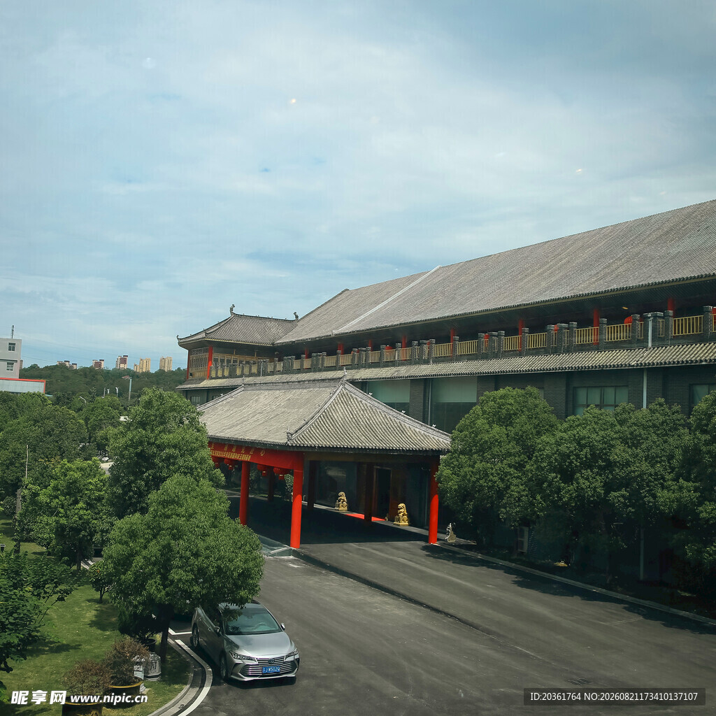 中式古建筑前的开阔道路