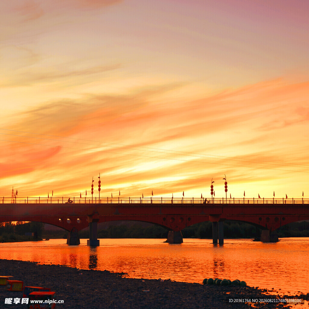 夕阳下的桥梁与绚丽天空