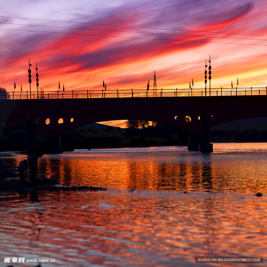 夕阳下的桥梁与绚丽天空
