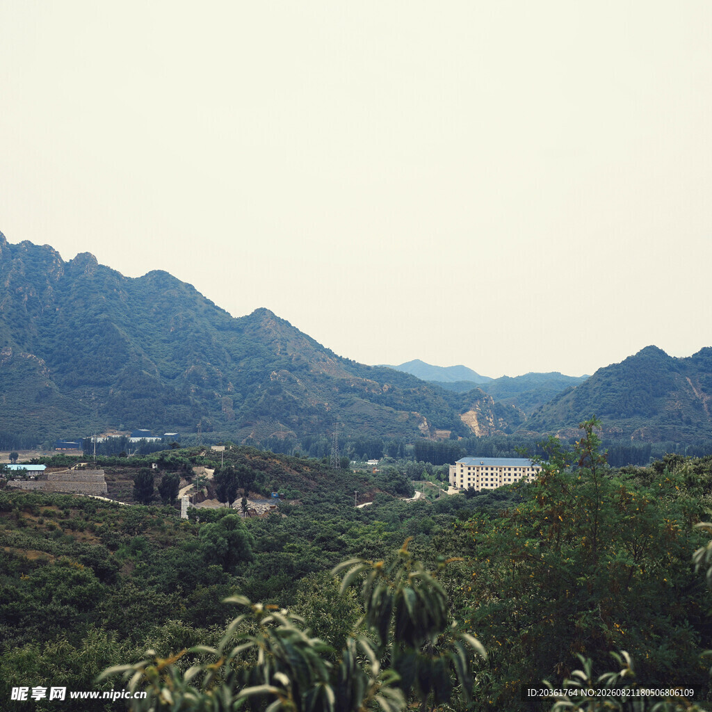 山间绿意与远处建筑景观