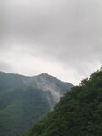 云雾缭绕的青山美景