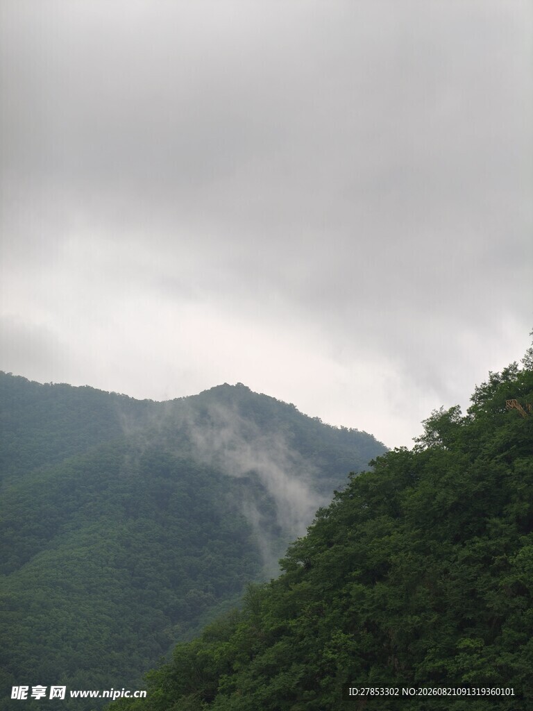 云雾缭绕的青山美景