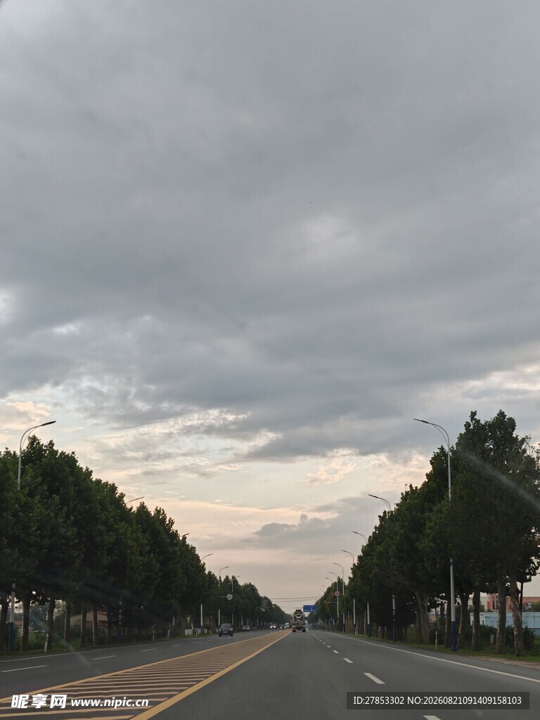 黄昏下的宽阔公路