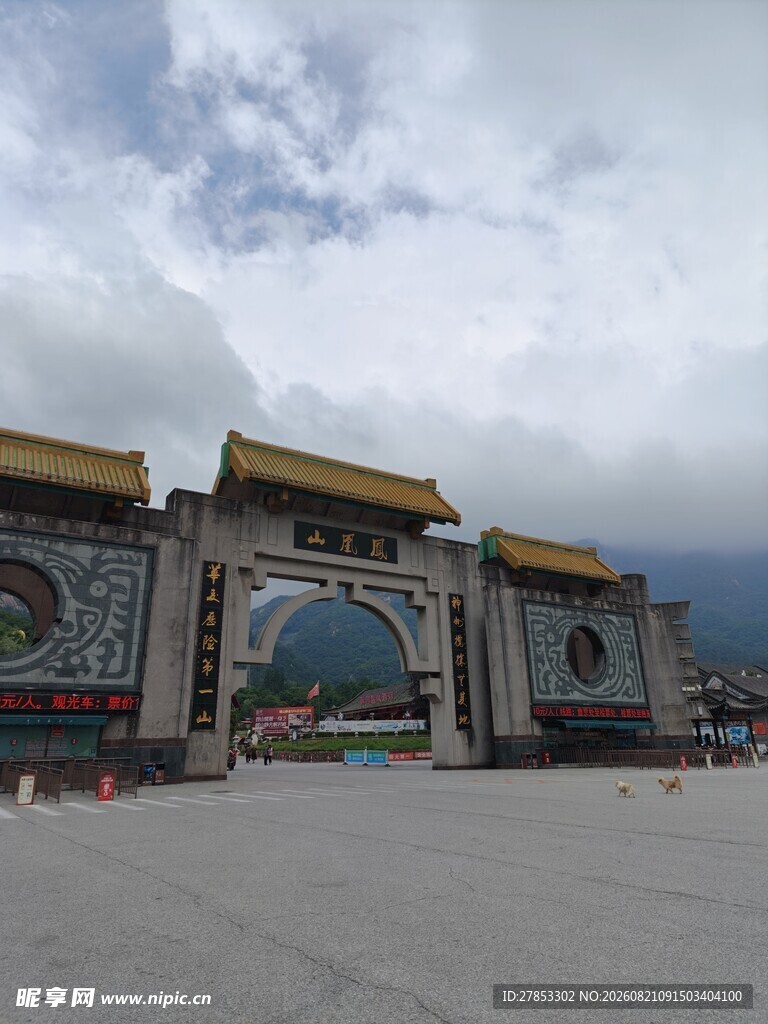 宏伟中式牌坊建筑景观