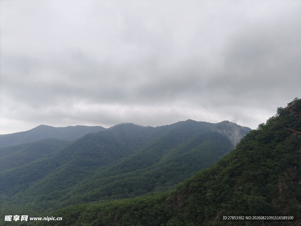 云雾缭绕的翠绿山峦