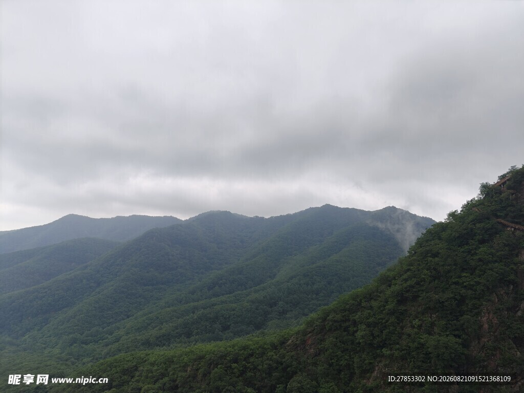 云雾缭绕的翠绿山峦