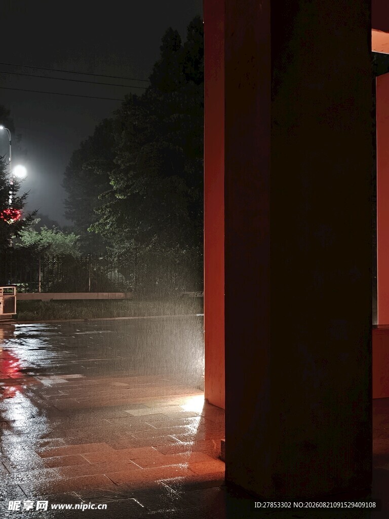 雨夜街头的朦胧景象