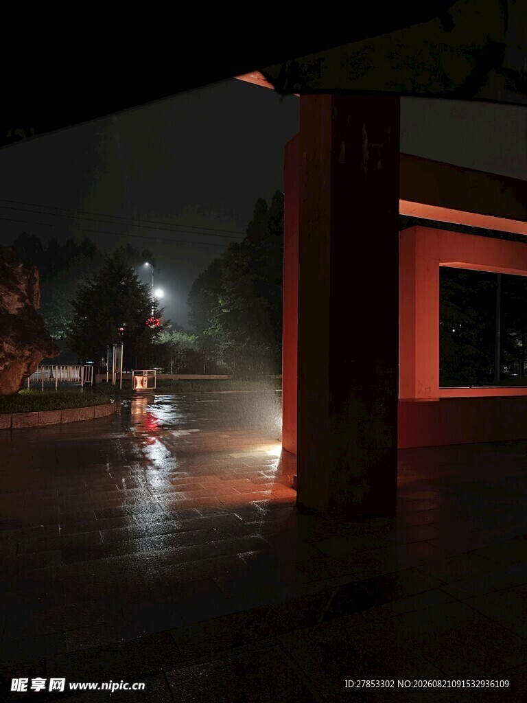 雨夜中亮灯的建筑一角