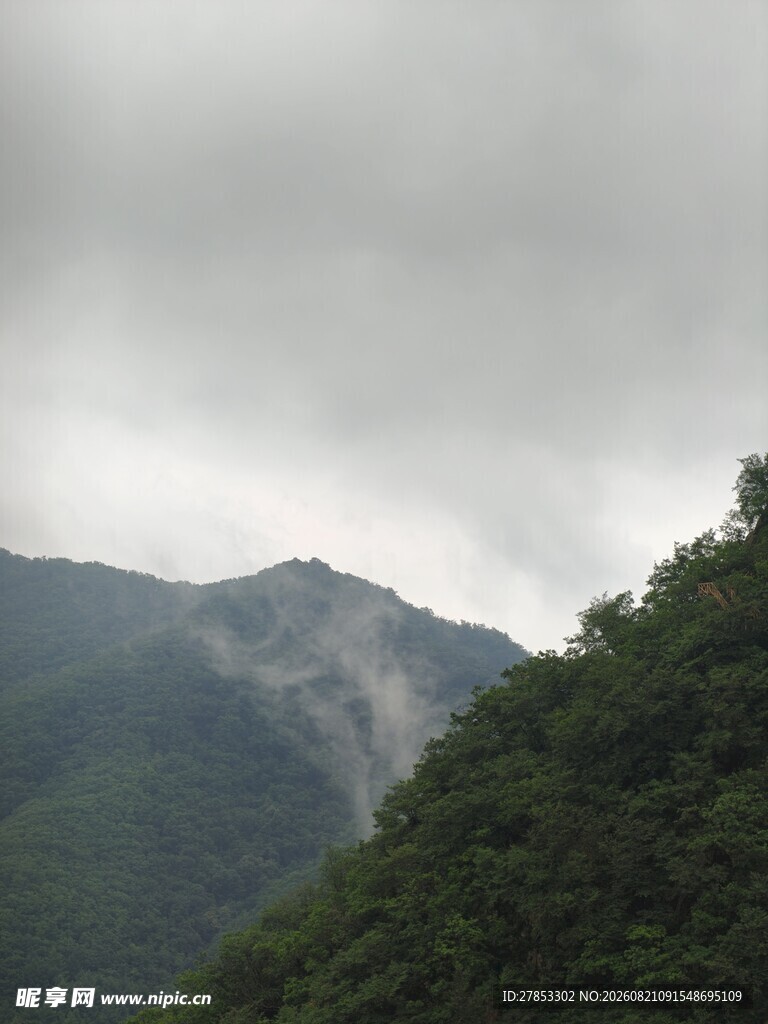 云雾缭绕的青山景色