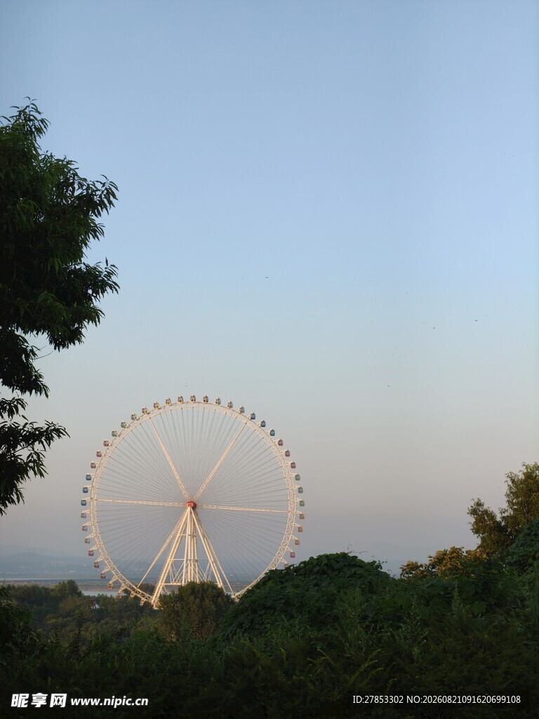 夕阳下的摩天轮美景