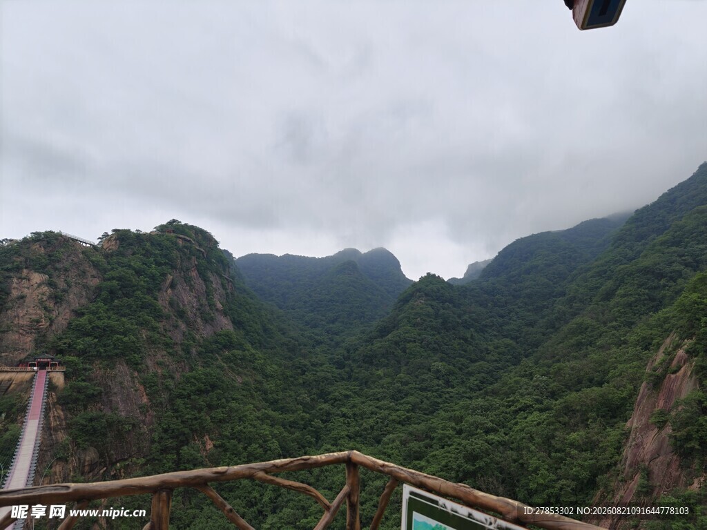 山间栈道景色
